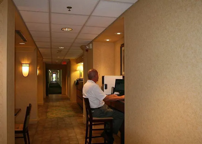 Hampton Mt. Vernon Hotel 3*